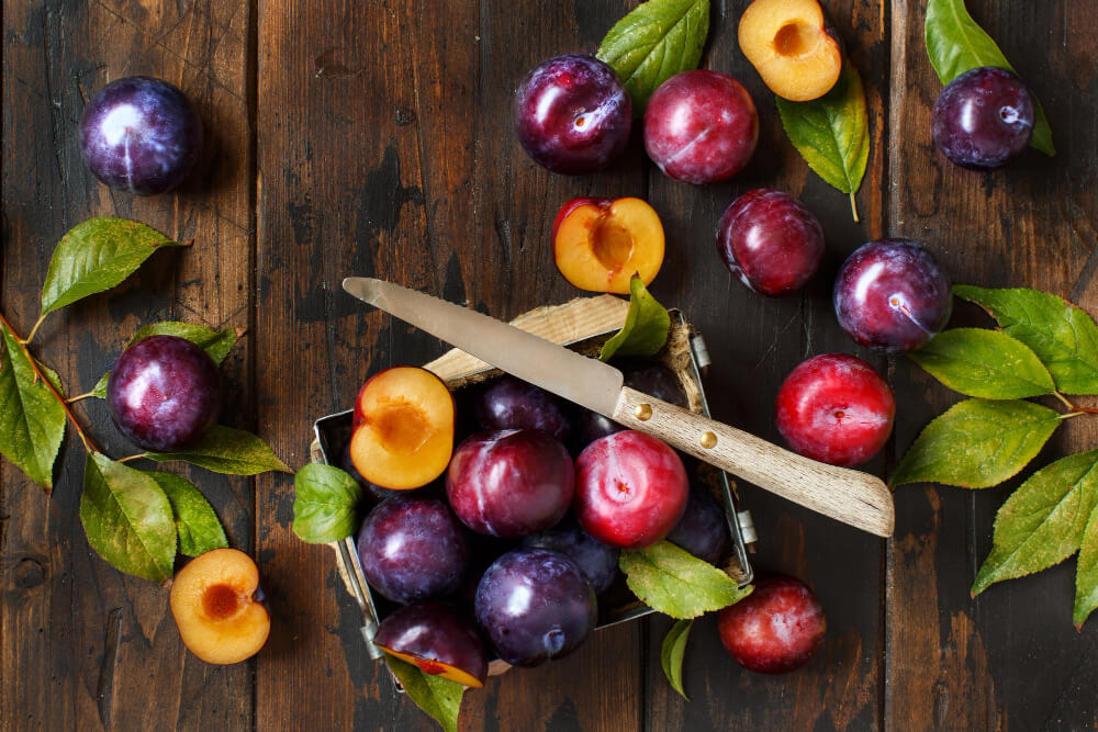 Manger des prunes avec des vers : est-ce dangereux ?