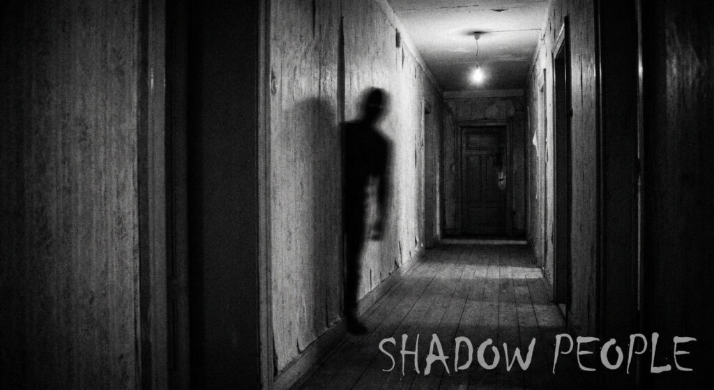 Ombre noire dans la maison : Signification spirituelle, Psychologie et Phénomènes optiques 2 Représentation artistique d'une silhouette sombre et furtive aperçue au coin d'un couloir, illustrant le phénomène des "Shadow People"