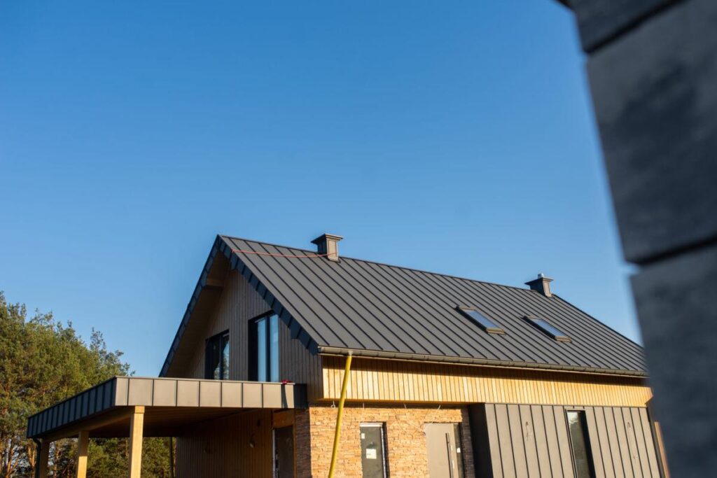 Toiture joint debout : le choix optimal pour une maison performante et durable 4