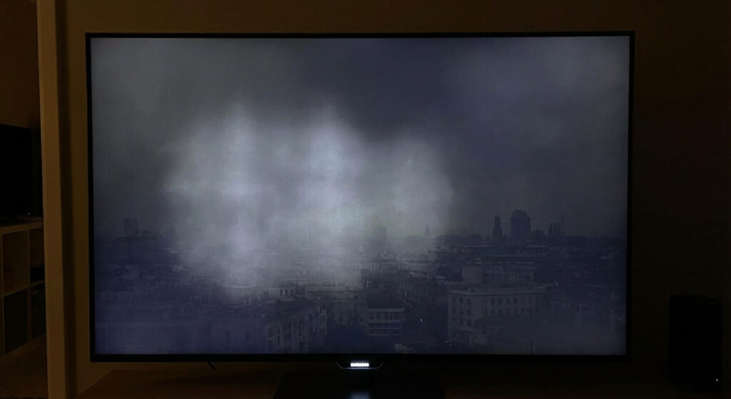 Tache lumineuse sur écran TV Samsung : Causes et solutions de réparation 2 Écran de télévision Samsung allumé présentant une tache blanche diffuse causée par un défaut de rétroéclairage