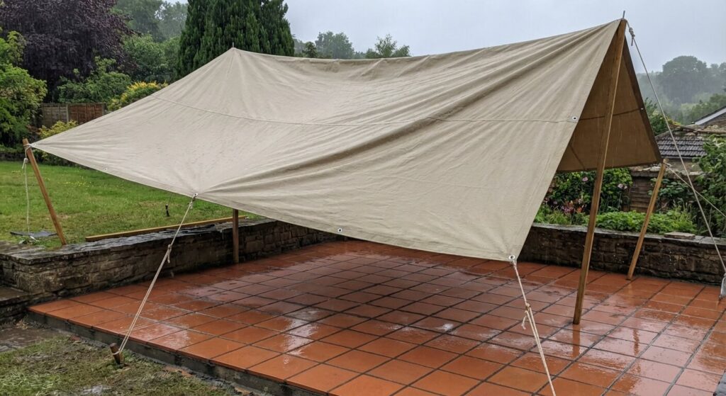 Temps de séchage d'un joint de carrelage extérieur face à la pluie 3 Une grande bâche imperméable tendue au-dessus d'une terrasse fraîchement carrelée pour protéger les joints de la pluie