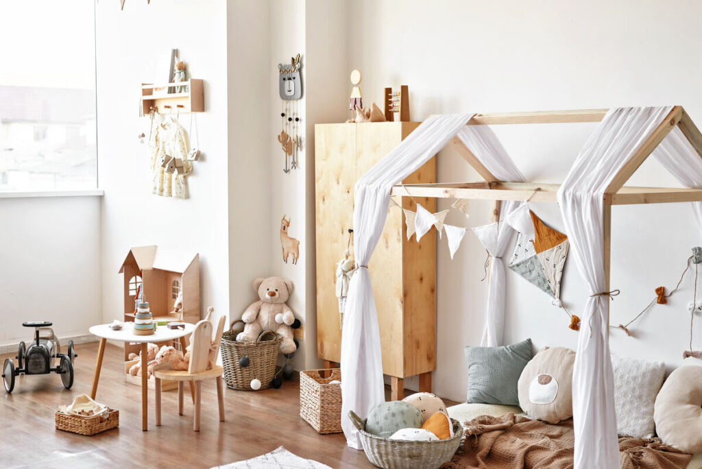 Chambre enfant : comment bien l'aménager de 0 à 12 ans 3 Une chambre d'enfant avec un lit cabane et des bacs de rangement accessibles pour les jouets.