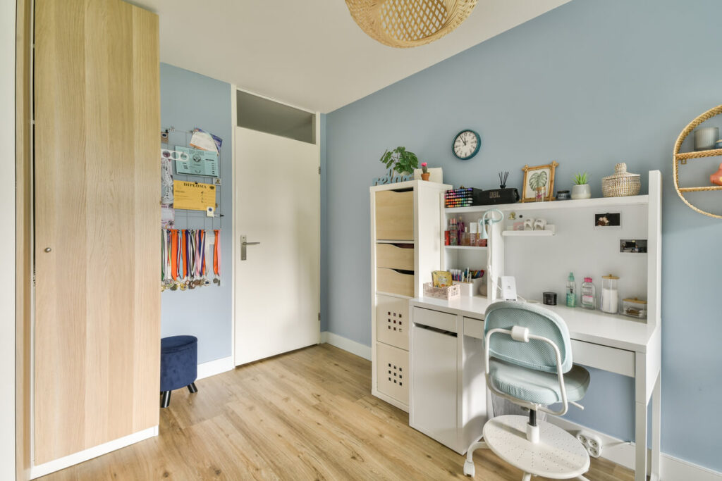Chambre enfant : comment bien l'aménager de 0 à 12 ans 4 Un espace de travail moderne avec un bureau et des étagères pour un enfant de 10 ans.