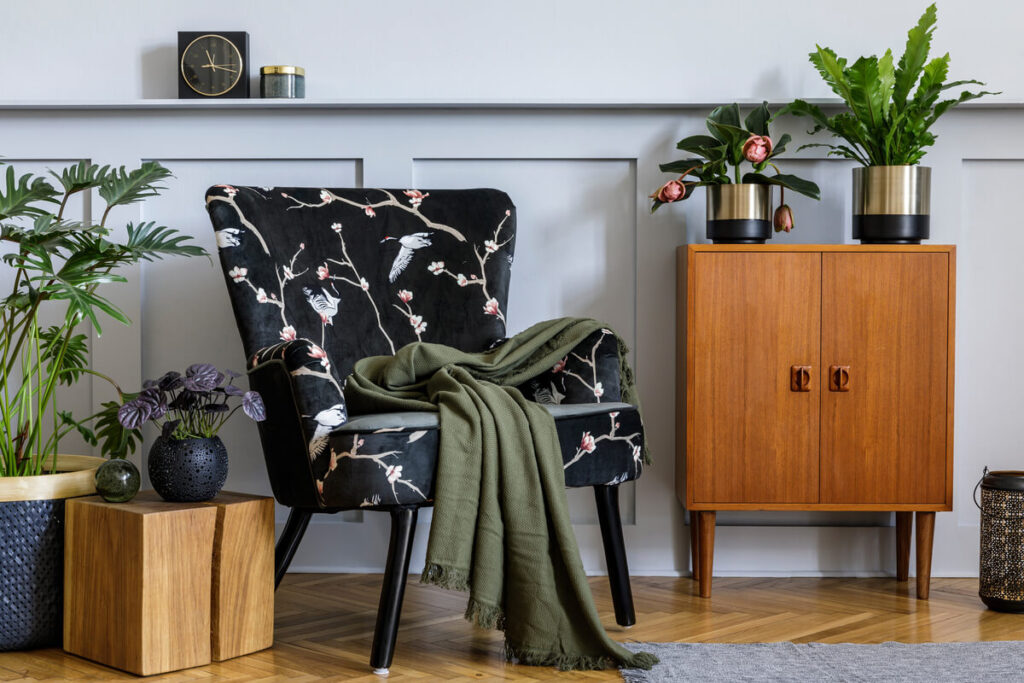 Un fauteuil vintage remis au goût du jour grâce à un nouveau tissu d'ameublement graphique.