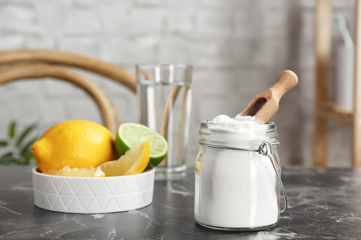 Utilisation de bicarbonate de soude et d'acide citrique pour remplacer un détergent industriel.