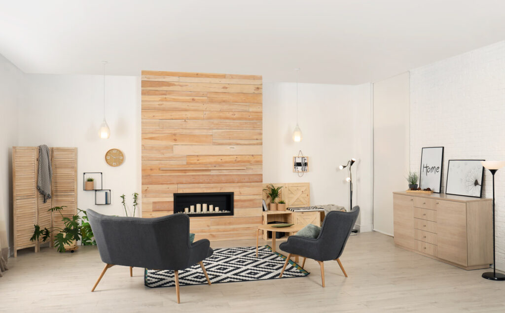 Et si le vrai luxe à la maison… c’était simplement l’espace ? 3 Un salon moderne, lumineux et parfaitement ordonné, illustrant le gain d'espace après un désencombrement.