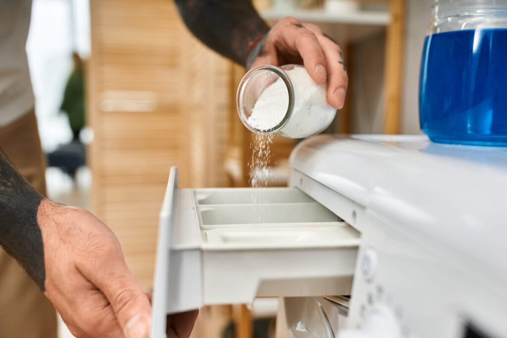 Par quoi remplacer une tablette lave vaisselle ? 3 Remplissage du bac à produit d'un lave-vaisselle avec une poudre de lavage naturelle maison.