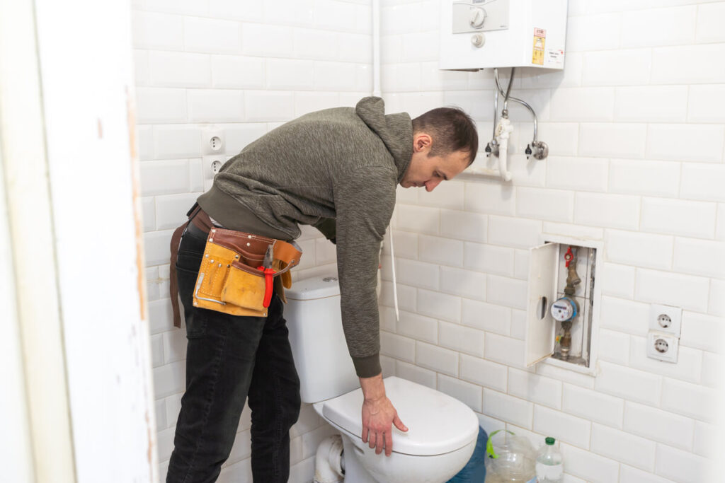 Comment résoudre une fuite entre les wc et le carrelage ? 3 Remplacement du joint d'étanchéité en caoutchouc de la pipe d'évacuation des toilettes.