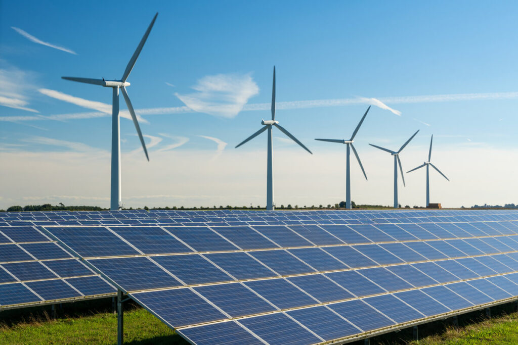 Électricité verte locale : pourquoi le choix du fournisseur change tout ? 2 Des éoliennes et des panneaux solaires installés dans une campagne française, symbolisant l'énergie renouvelable locale.