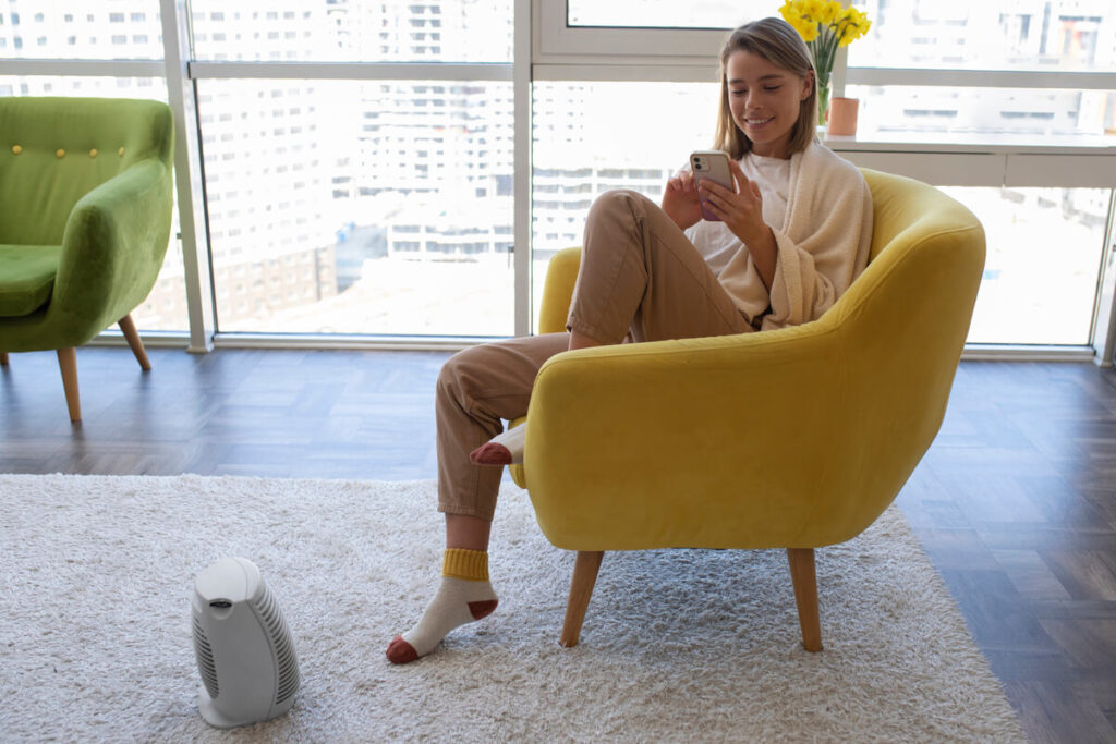 Comment choisir un fauteuil de salon : dimensions, confort et style 3 Mesures de l'espace nécessaire dans un salon moderne autour d'un fauteuil scandinave compact.