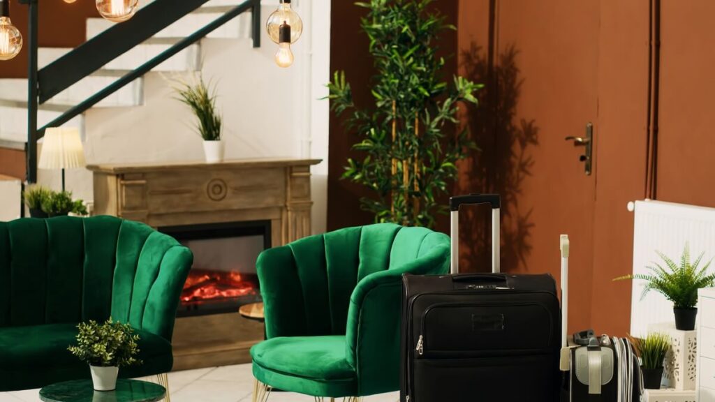 Comment choisir un fauteuil de salon : dimensions, confort et style 4 Un fauteuil de salon élégant en velours vert sapin et pieds en métal doré apportant du style à la pièce.