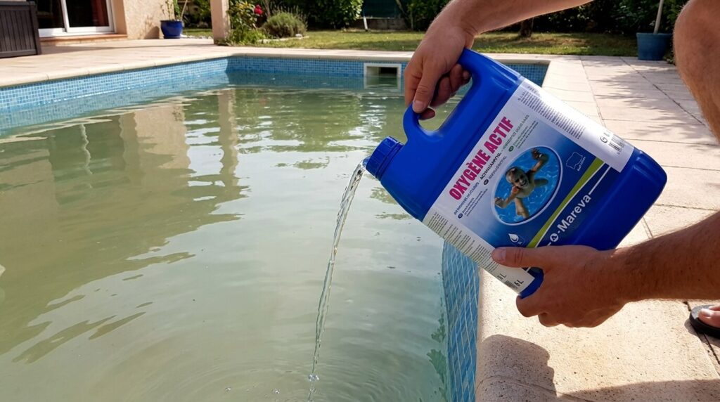 Mélange chlore et oxygène actif : est-ce compatible ? 3 Versement d'un bidon d'oxygène actif liquide le long des parois du bassin pour rattraper une eau trouble.