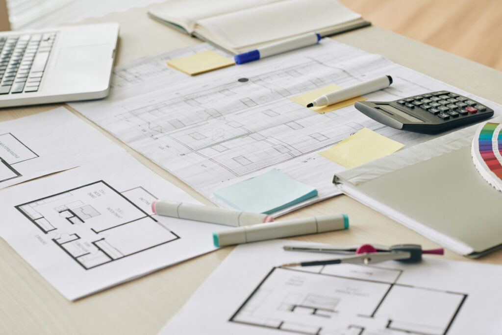 Un architecte d'intérieur de l'agence Architoi concevant les plans en 3D d'un projet de rénovation d'appartement.