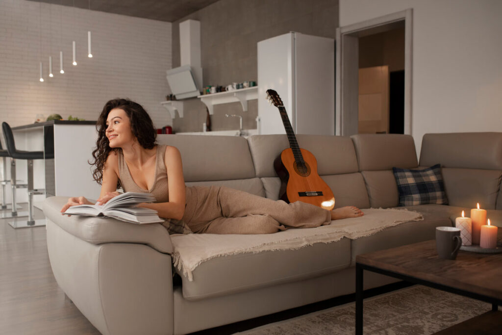 Un salon moderne baigné de lumière décoré avec du mobilier tendance acheté en ligne.