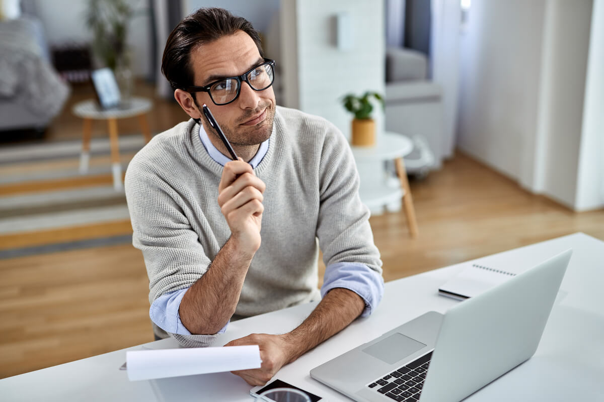 Un propriétaire consultant un devis d'entreprise de désinsectisation certifiée sur son ordinateur pour évaluer le coût.