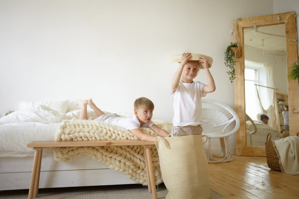 Une chambre d'enfant lumineuse et paisible, propice au repos et au sommeil.
