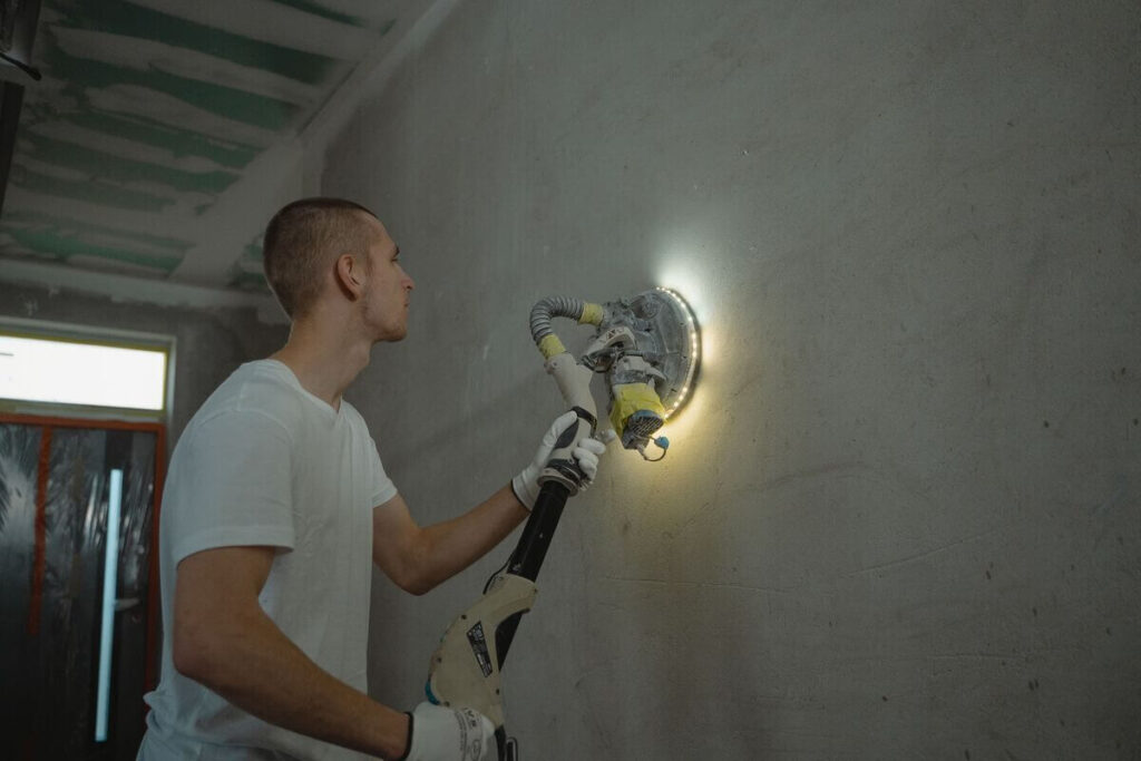 J'ai poncé de la peinture au plomb : quels sont les risques et que faire ? 2 Une pièce en chantier couverte de poussière après des travaux de rénovation sur un mur ancien.