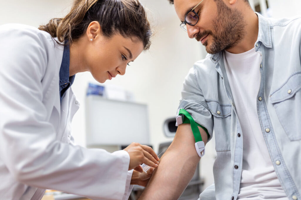 J'ai poncé de la peinture au plomb : quels sont les risques et que faire ? 3 Un professionnel de santé effectuant un prélèvement sanguin pour un examen médical en laboratoire.
