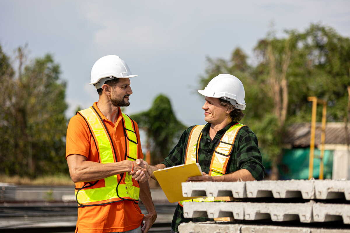 Des artisans en plein chantier de rénovation dans une maison en cours de modernisation.