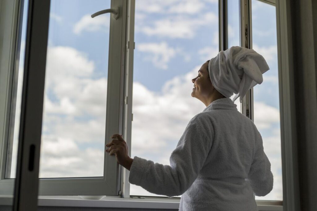 Odeur dans la maison introuvable : comment la localiser 3 Fenêtre ouverte laissant entrer l'air frais pour assainir la maison.