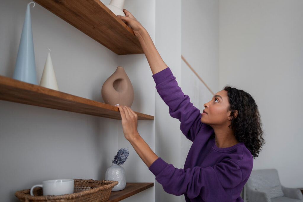 Comment optimiser le rangement dans les espaces perdus de la maison 3 Étagères en bois optimisant une niche murale dans un recoin de pièce.