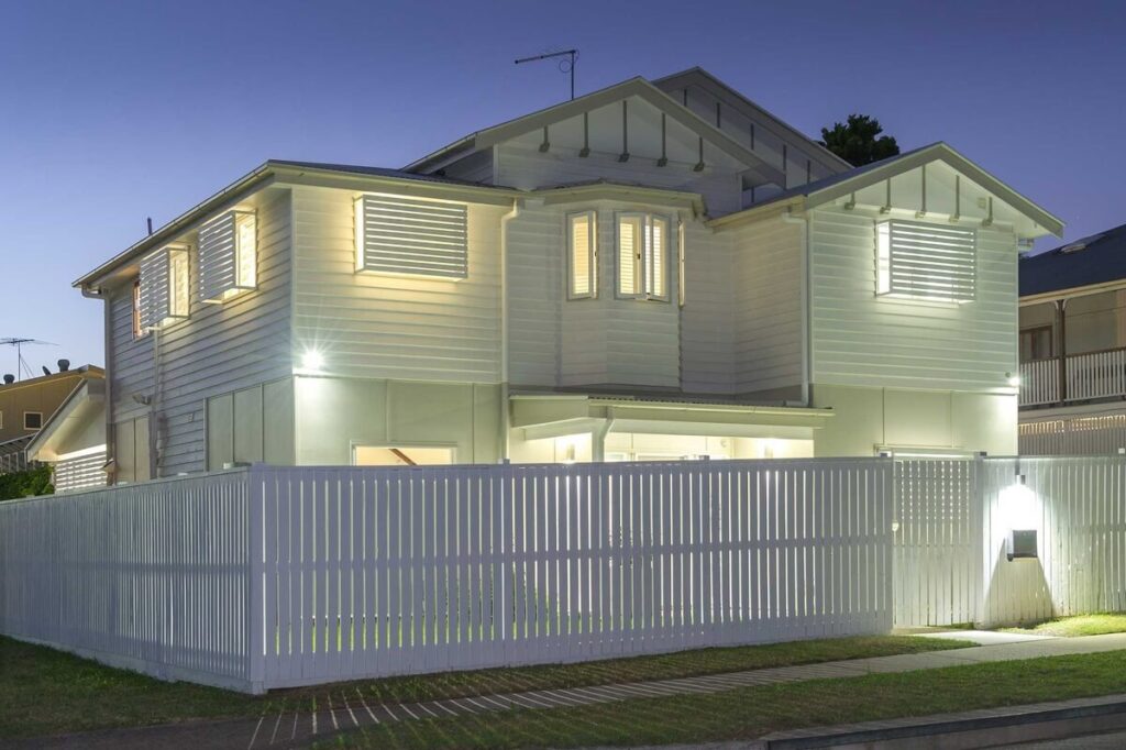 Intérieur contemporain et lumineux d'une maison parfaitement rénovée.