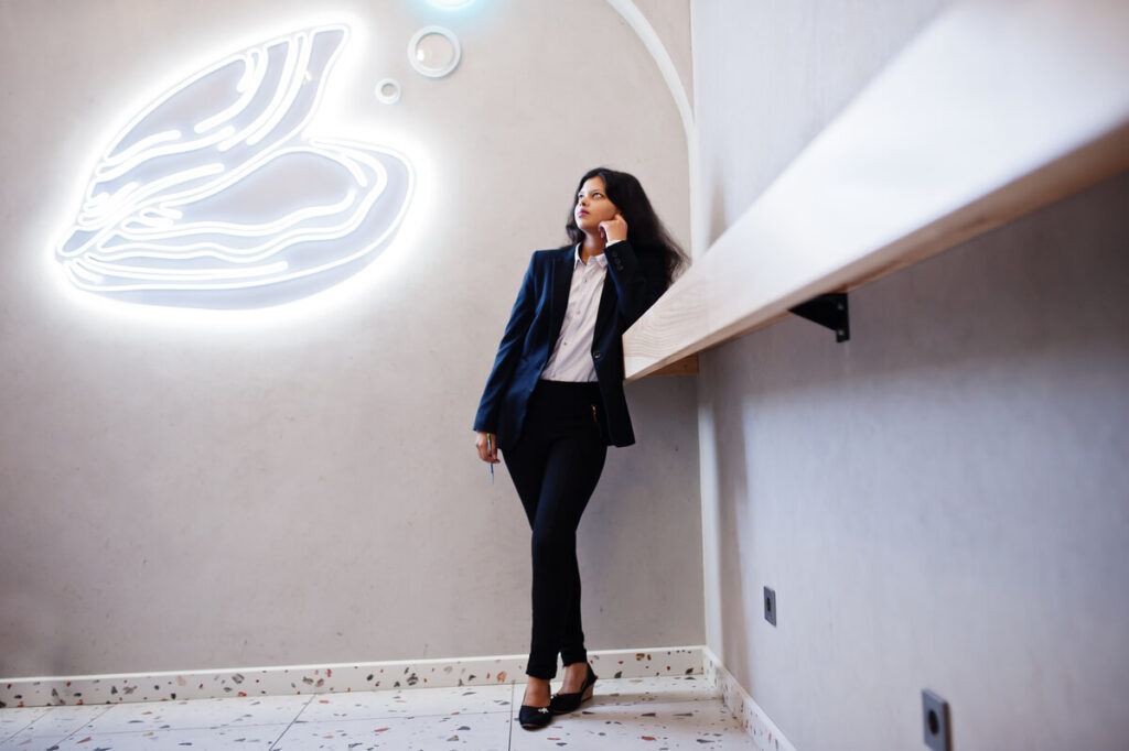Néon LED personnalisé : une touche de déco lumineuse et sur-mesure pour la maison 2 Néon LED personnalisé fixé au mur d'un salon moderne pour une ambiance lumineuse sur-mesure.