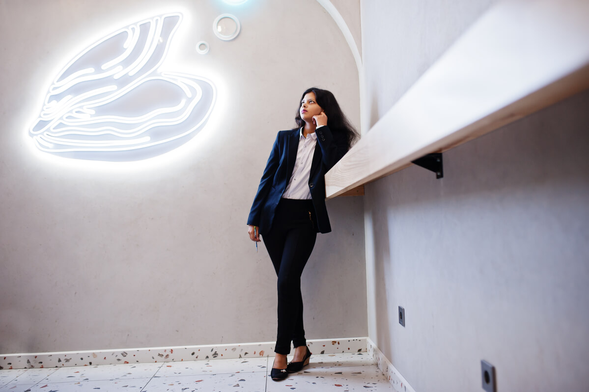 Néon LED personnalisé fixé au mur d'un salon moderne pour une ambiance lumineuse sur-mesure.