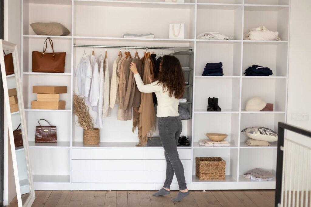Comment optimiser le rangement dans les espaces perdus de la maison 4 Placard suspendu au-dessus d'une porte dans un couloir pour maximiser la hauteur sous plafond.