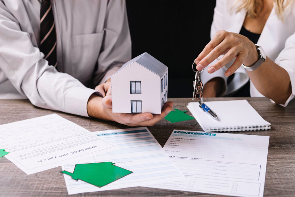 Notaire examinant les attestations d'assurance décennale et la conformité d'une maison construite par son propriétaire.