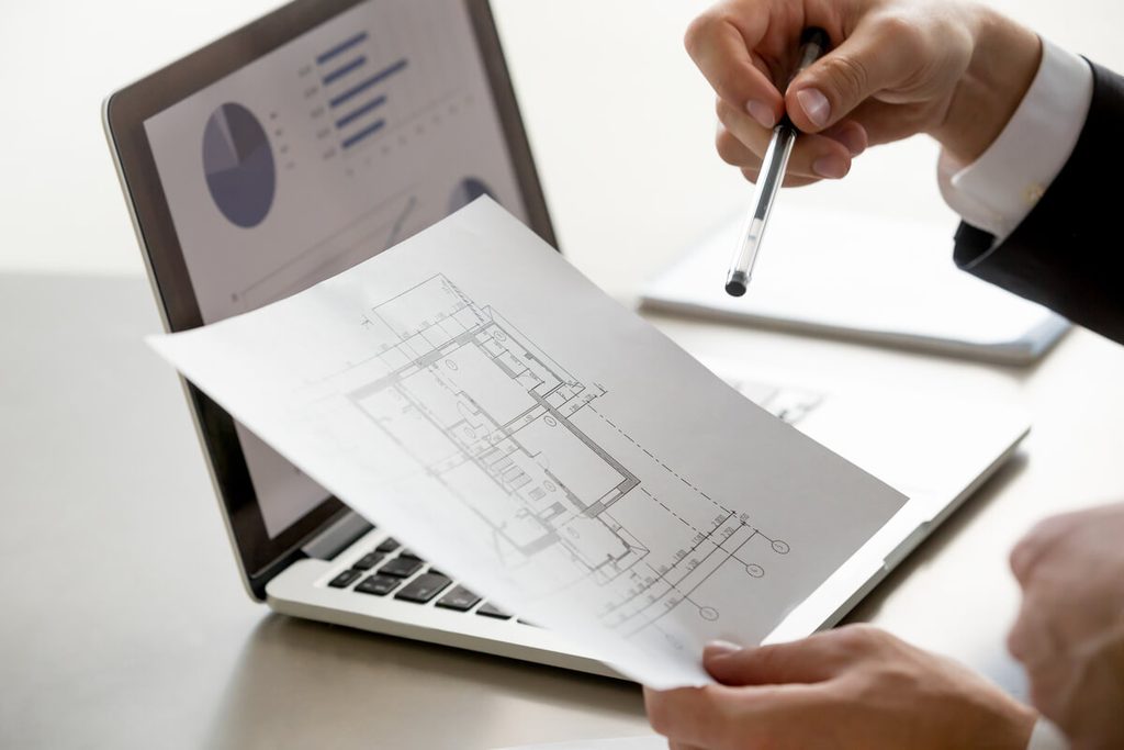 Audit logement : la première étape pour rénover sa maison 3 Présentation du rapport d'audit énergétique avec les scénarios de travaux pour améliorer la note DPE de la maison.