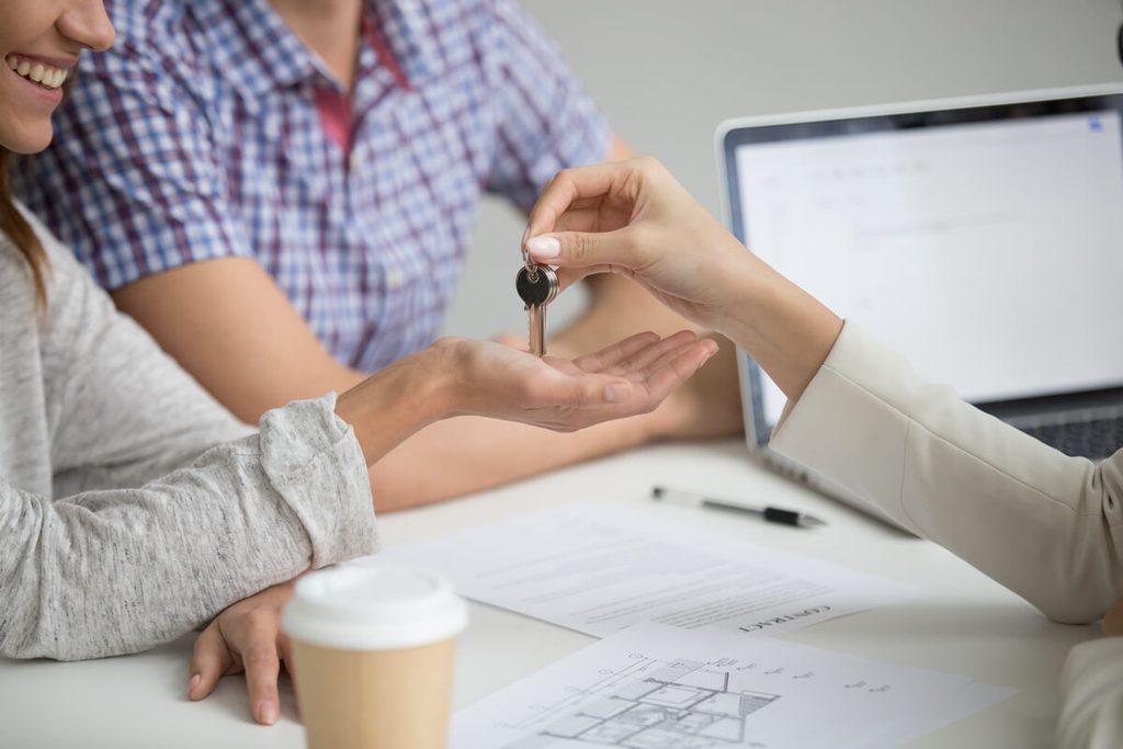 Faut-il reboucher les trous quand on vend sa maison 3 Remise des clés et signature de l'acte authentique de vente immobilière chez le notaire.