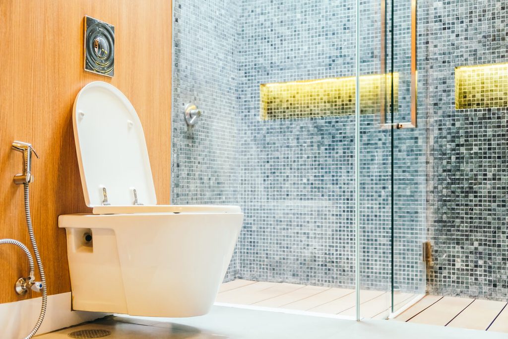 Largeur minimale d'un WC : les vraies cotes pour une pièce qui reste pratique 3 Toilettes suspendues avec bâti-support encastré dans une petite pièce étroite optimisée.