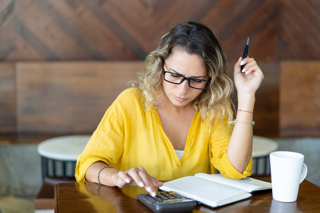 Calculatrice et devis détaillant le tarif horaire brut et le reste à charge net après déduction fiscale.