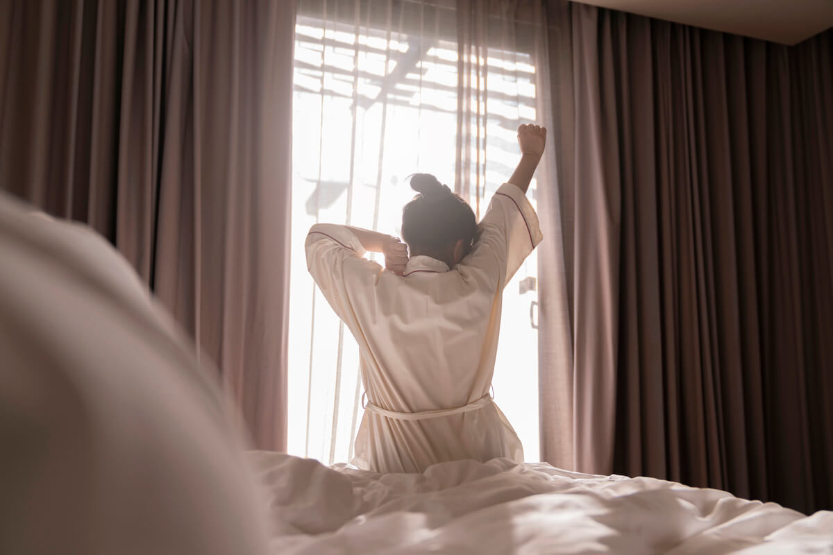 Fenêtre de chambre à coucher entrouverte le matin pour aérer l'espace nuit.