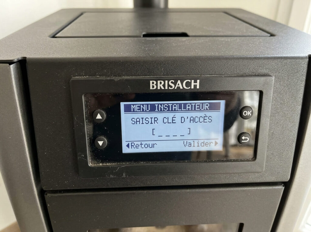 Code technicien Brisach : codes d'accès et remise à zéro entretien 2 Afficheur digital de poêle à granulés Brisach demandant la clé d'accès au menu installateur.