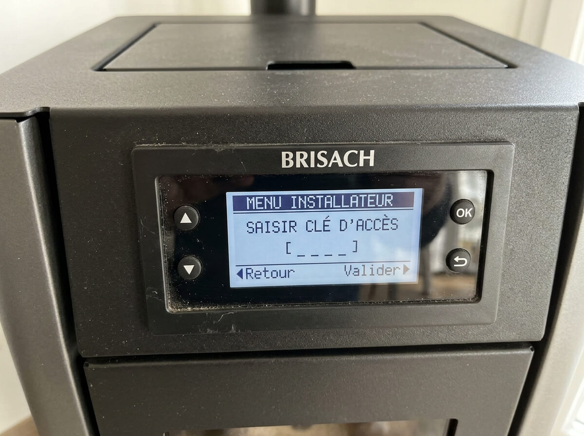Afficheur digital de poêle à granulés Brisach demandant la clé d'accès au menu installateur.