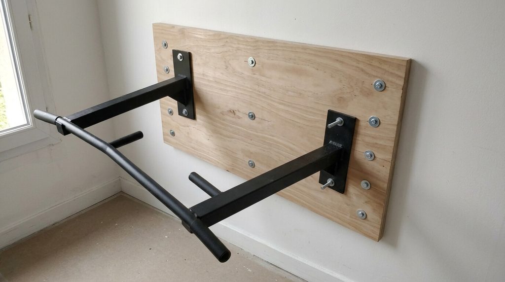 Barre de traction placo : peut-on la fixer dans une cloison ? 3 Panneau en bois épais vissé sur les montants métalliques pour répartir le poids de la barre de traction.