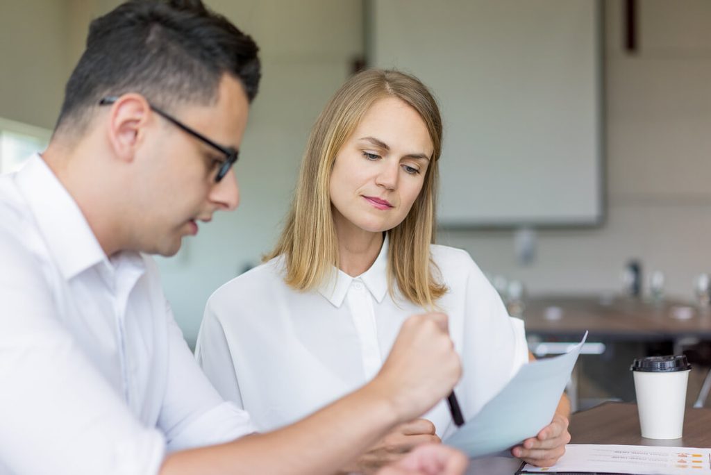 Comment choisir un exterminateur : les critères à vérifier avant de signer 3 Client examinant les garanties et les méthodes de traitement sur un devis d'entreprise antiparasitaire.